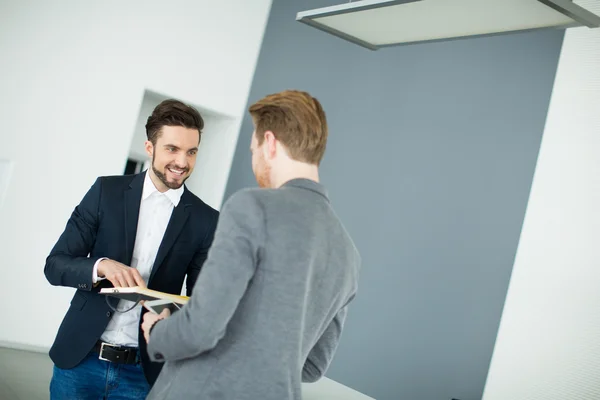 Jeunes hommes dans le bureau — Photo