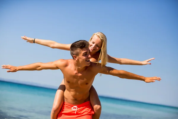 Young couple on the beach — Stock Photo, Image