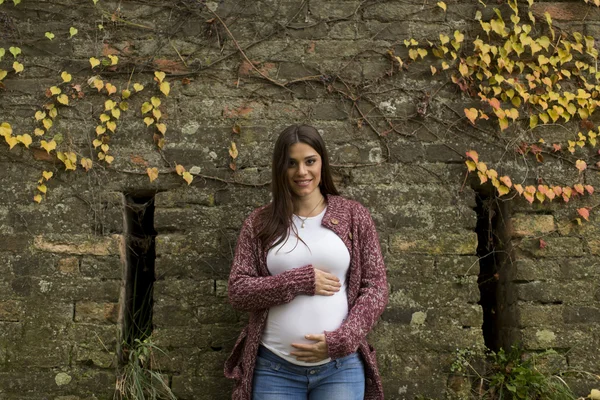 Pregnant woman in the park — Stock Photo, Image