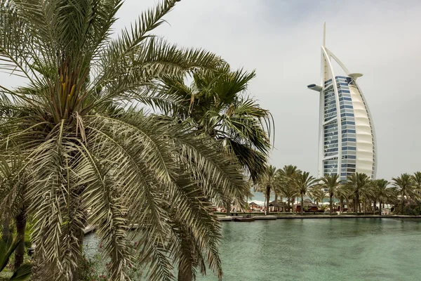 Vista para o hotel Burj al Arab, Dubai — Fotografia de Stock