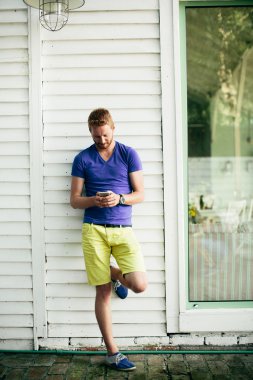 Cep telefonu olan adam.