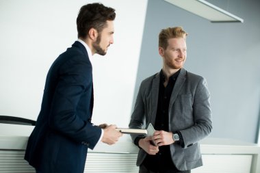 Ofisteki genç adamlar