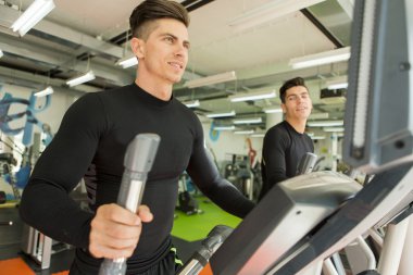 Spor salonunda eğitim erkekler