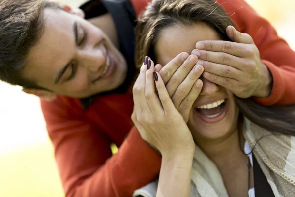 Jovem casal feliz — Fotografia de Stock