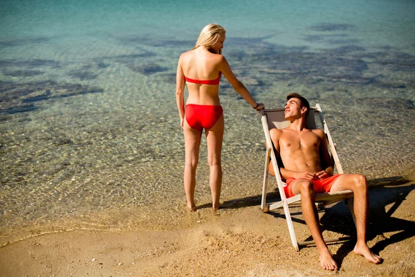 Jovem casal na praia — Fotografia de Stock