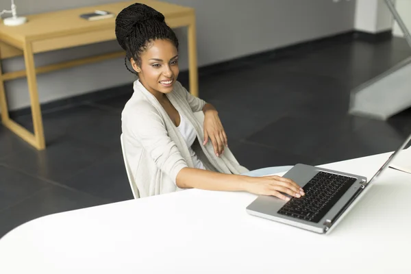 Young woman in the office — Stock Photo, Image