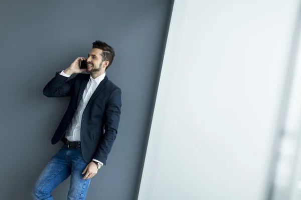 Homem com telefone móvel — Fotografia de Stock