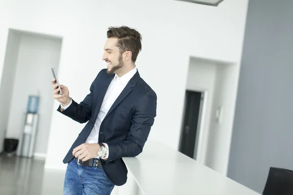 Homem com telefone móvel — Fotografia de Stock