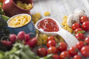 Masada taze yemek var.