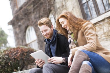tablet ile genç bir çift