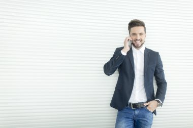 Cep telefonu olan adam.