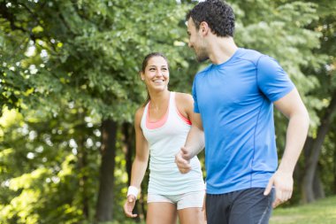 Genç çift koşuyor