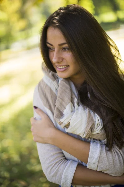 Jonge vrouw in bos — Stockfoto