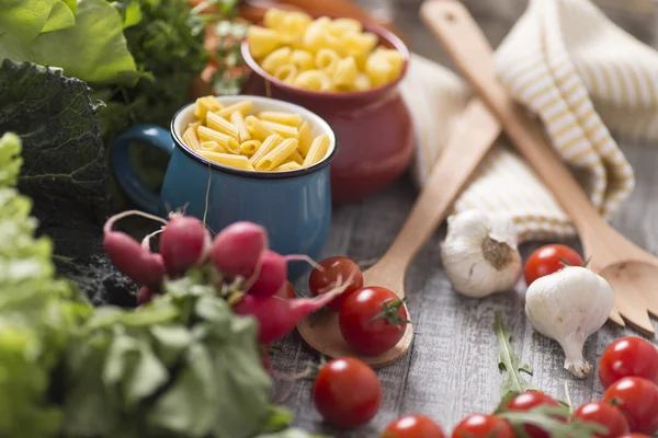 Comida fresca sobre la mesa —  Fotos de Stock