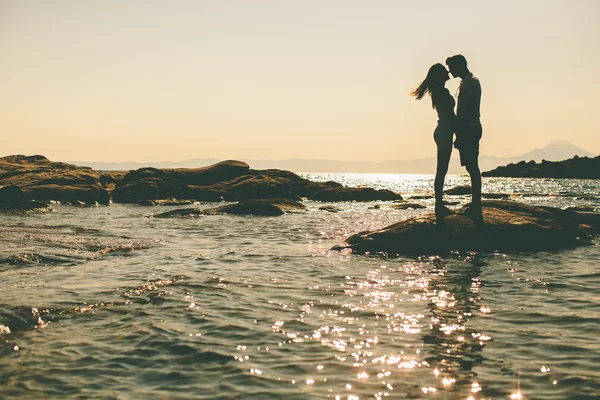 Jovem casal na praia — Fotografia de Stock