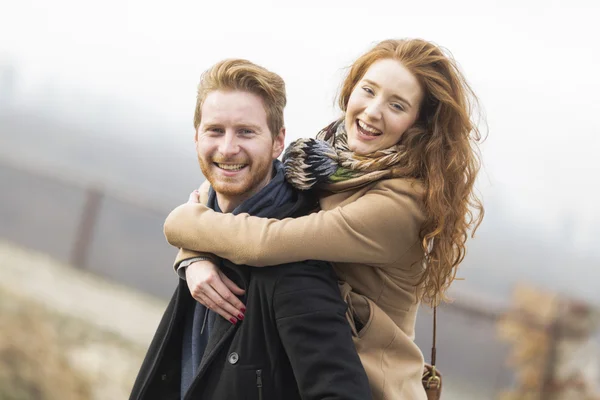 Jovem casal feliz — Fotografia de Stock