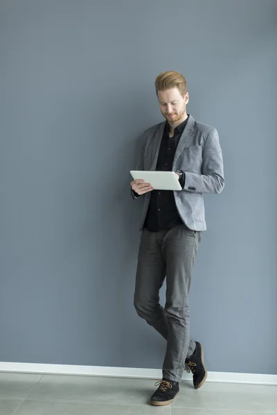 Young man with tablet — Stock Photo, Image