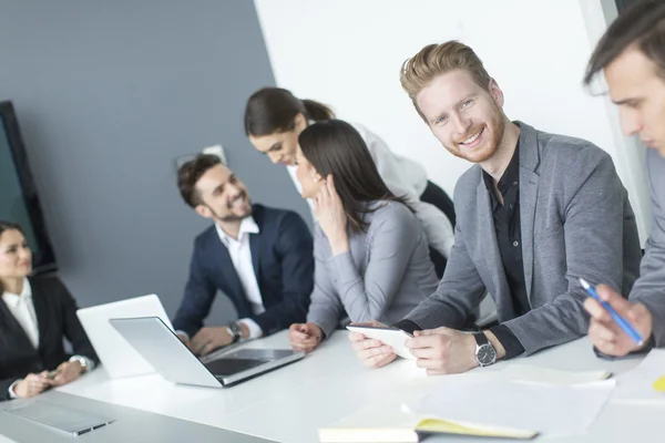 Jóvenes en la oficina — Foto de Stock