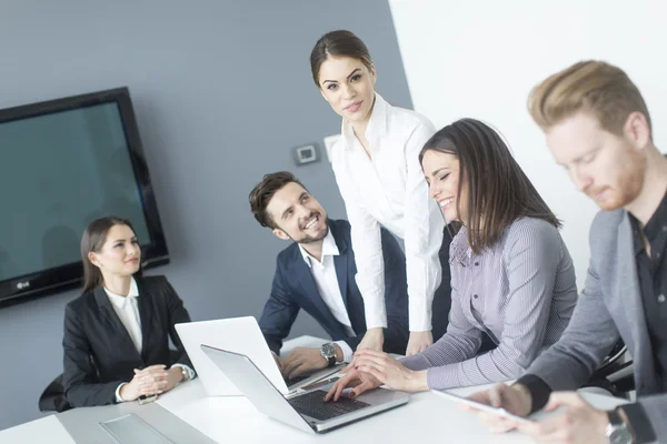 Junge Leute im Büro — Stockfoto