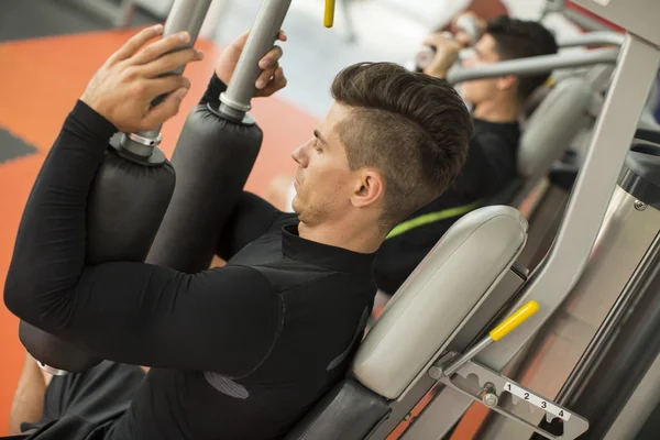 Les hommes s'entraînent dans la salle de gym — Photo