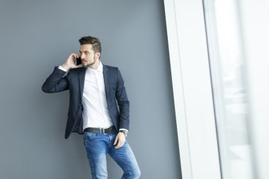 Cep telefonu olan adam.