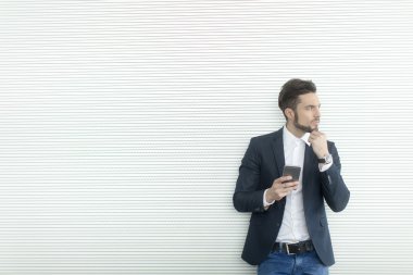 Cep telefonu olan adam.