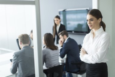 Ofisteki genç bayan.