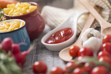 Masada taze yemek var.