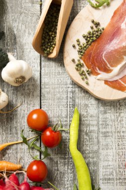 Masada taze yemek var.