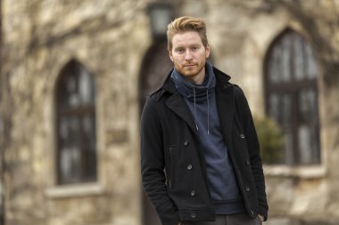 genç adam açık havada