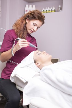 kozmetik bir tedavi olan kadın