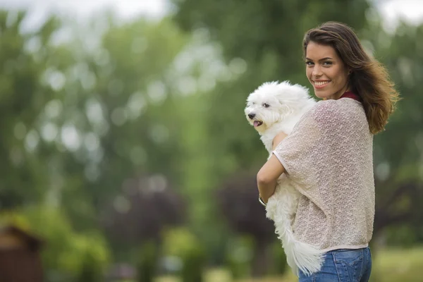 Kvinna med en Maltesiska dog — Stockfoto