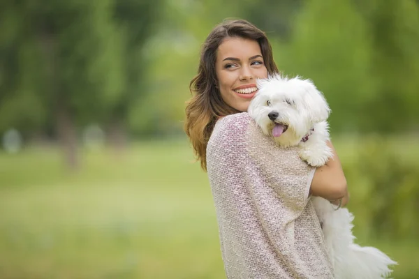 Donna con un cane maltese — Foto Stock