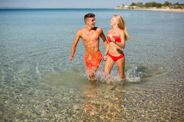 Casal relaxante na praia — Fotografia de Stock