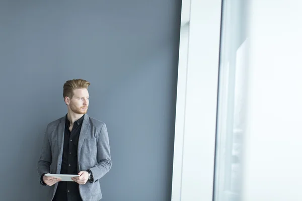 Mann mit Tablet an der Wand — Stockfoto