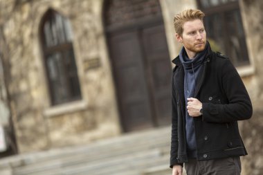 genç adam açık havada