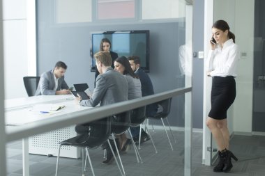 Kadın cep telefonuyla konuşuyor.