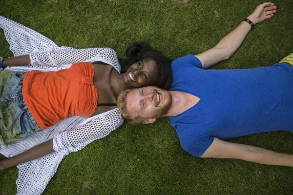 Pareja multirracial en el parque — Foto de Stock