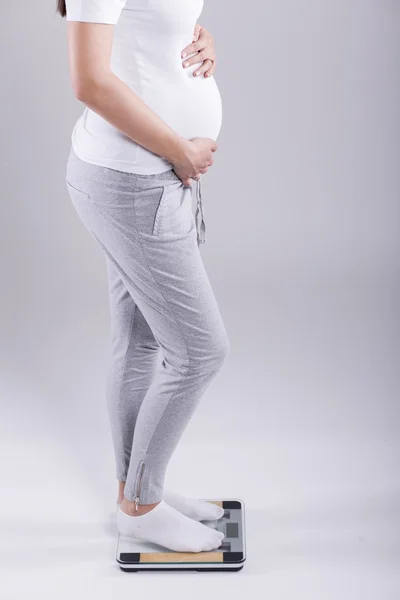 Woman checking weight — Stock Photo, Image