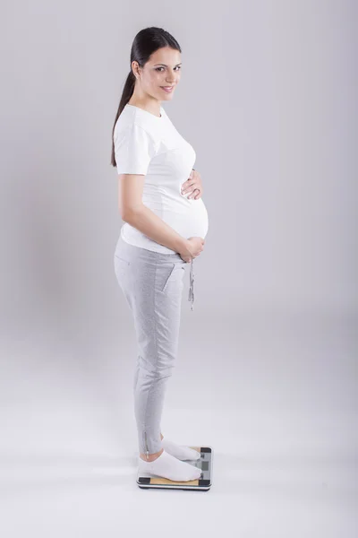 Mulher verificando peso — Fotografia de Stock