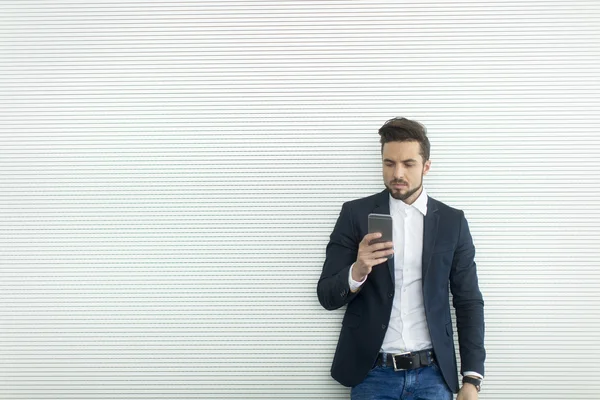 Cep telefonu olan adam.