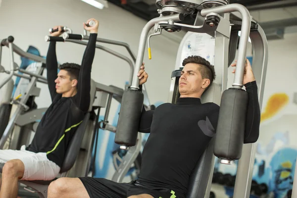 Les hommes s'entraînent dans la salle de gym — Photo