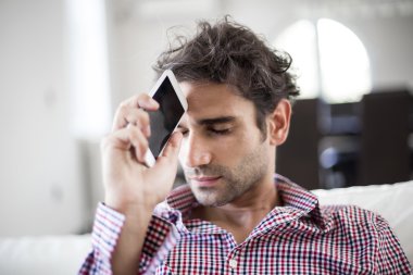 telefon ile genç adam
