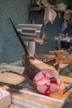 Kılıçbalığı kesme tahtası üzerinde