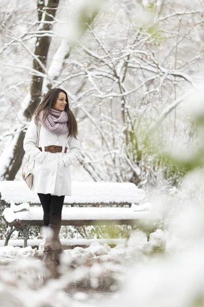 Jeune femme en hiver — Photo