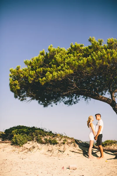 Casal relaxante na praia — Fotografia de Stock