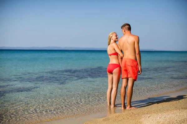 Casal relaxante na praia — Fotografia de Stock