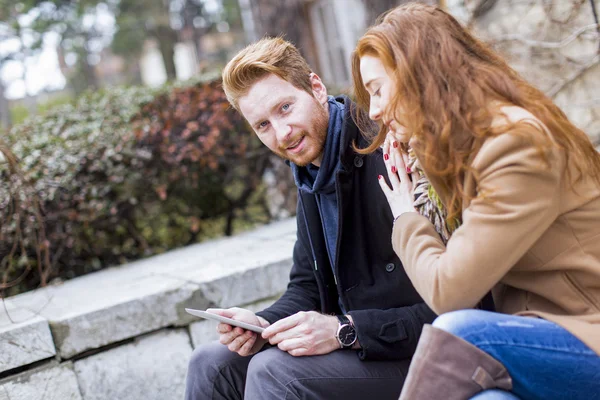 Jovem casal com tablet — Fotografia de Stock