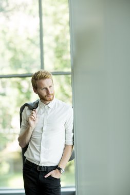 Genç Kızıl saçlı adam