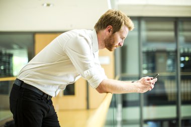 Cep telefonlu genç adam.